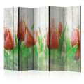 Parawan 5-częściowy - Czerwone tulipany na drewnie II [Room Dividers]