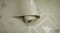 Oliwkowa papierowa tapeta z złotymi geometrycznymi akcentami