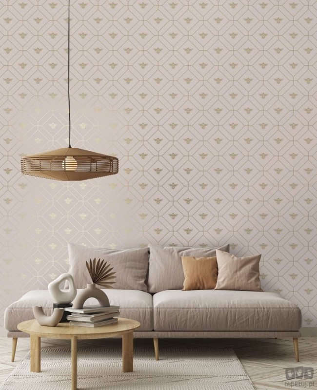 Różowa papierowa tapeta z złotymi geometrycznymi akcentami