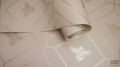 Różowa papierowa tapeta z złotymi geometrycznymi akcentami