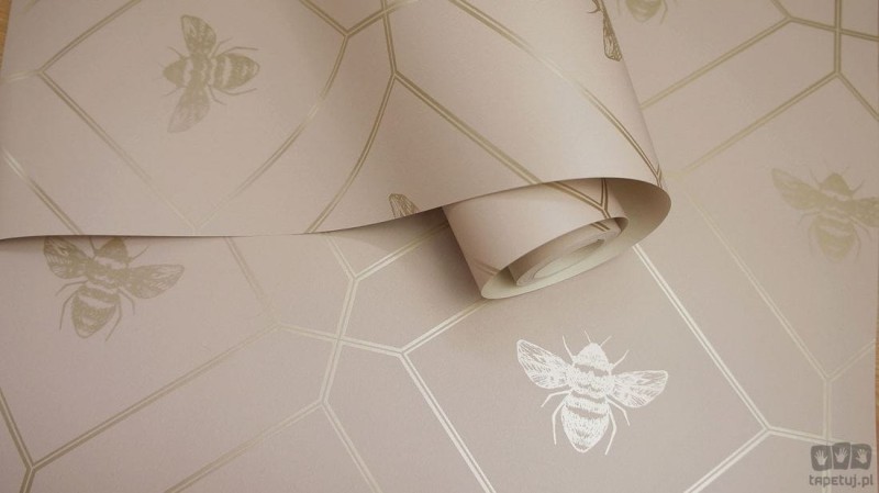 Różowa papierowa tapeta z złotymi geometrycznymi akcentami