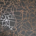 Tapeta w odcieniu szarego z geometrycznym złotym wzorem
