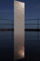 Tapeta w odcieniu szarego z geometrycznym złotym wzorem