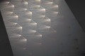 Szara tapeta z złotym abstrakcyjnym linearnym wzorem