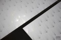 Biała tapeta z złotym abstrakcyjnym linearnym wzorem