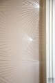 Różowa tapeta z srebrnym abstrakcyjnym linearnym wzorem
