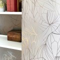 Szara tapeta z złotym abstrakcyjnym linearnym wzorem