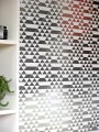 Biało-szara tapeta z linearnym geometrycznym wzorem