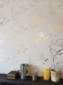 Szara tapeta z linearnym wzorem