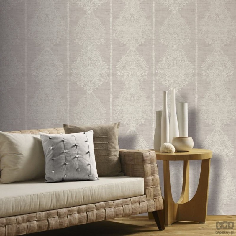 Beżowa tapeta w roślinne ornamenty ułożone w pionowe pasy