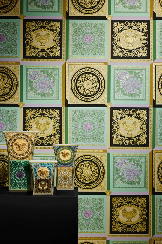 Kolorowa tapeta z ozdobnym motywem Versace