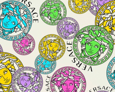 Kolorowa tapeta głowy Meduzy logo Versace
