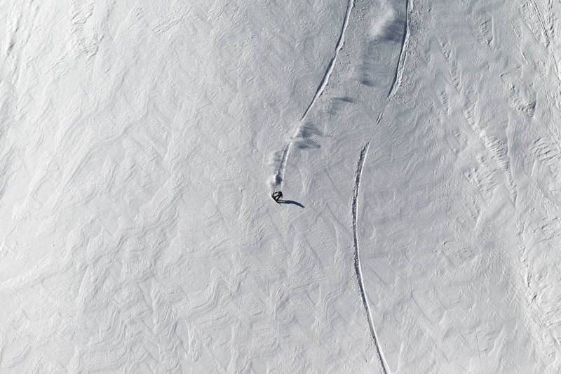 Fototapeta z motywem snowboardzisty jadącego po śniegu