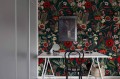 Fototapeta czerwone kwiaty i zwierzątka na zielonym tle