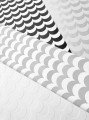 Biało-srebrna tapeta z geometrycznym wzorem