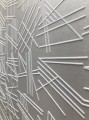 Srebrna tapeta z abstrakcyjnym linearnym wzorem z weluru