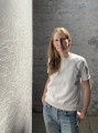 Srebrna tapeta z abstrakcyjnym linearnym wzorem z weluru