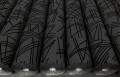 Szara tapeta z abstrakcyjnym linearnym wzorem z weluru