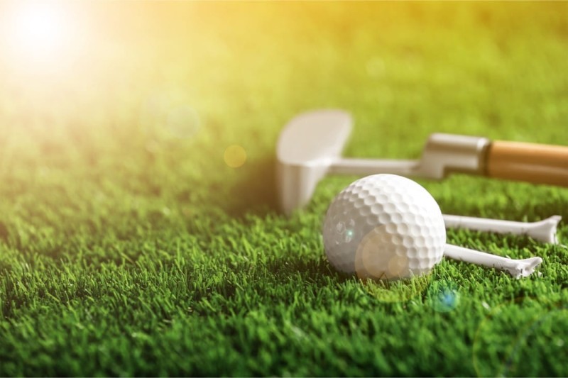 Fototapeta Piłka golfowa na trawie