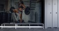 Fototapeta Wysportowana kobieta podnosząca sztangę
