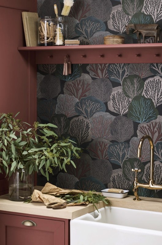 Brązowa metaliczna tapeta na flizelinie z motywem drzew