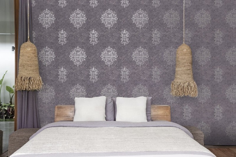 Fioletowa tapeta na flizelinie w srebrne ornamenty