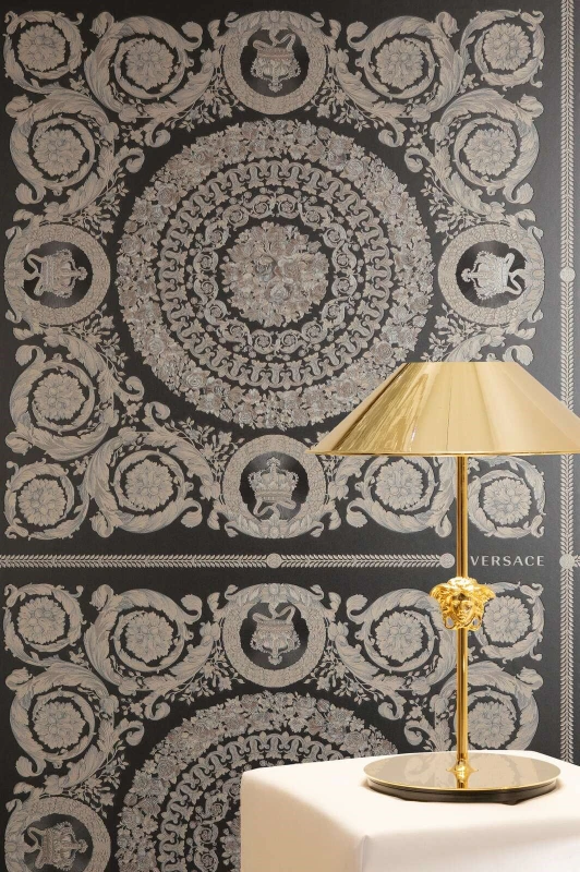 Czarna tapeta w stylu barokowym z roślinnym ornamentem