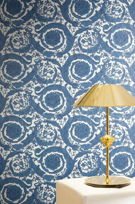 Granatowa tapeta winylowa z roślinnym ornamentem