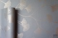 Szara tapeta z akcentem z różowego złota