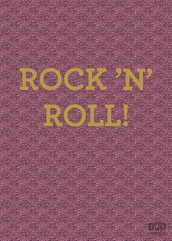 Fototapeta we wzór różowej skóry lamparta ze złotym napisem Rock’n’Roll