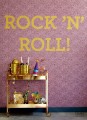 Fototapeta we wzór różowej skóry lamparta ze złotym napisem Rock’n’Roll