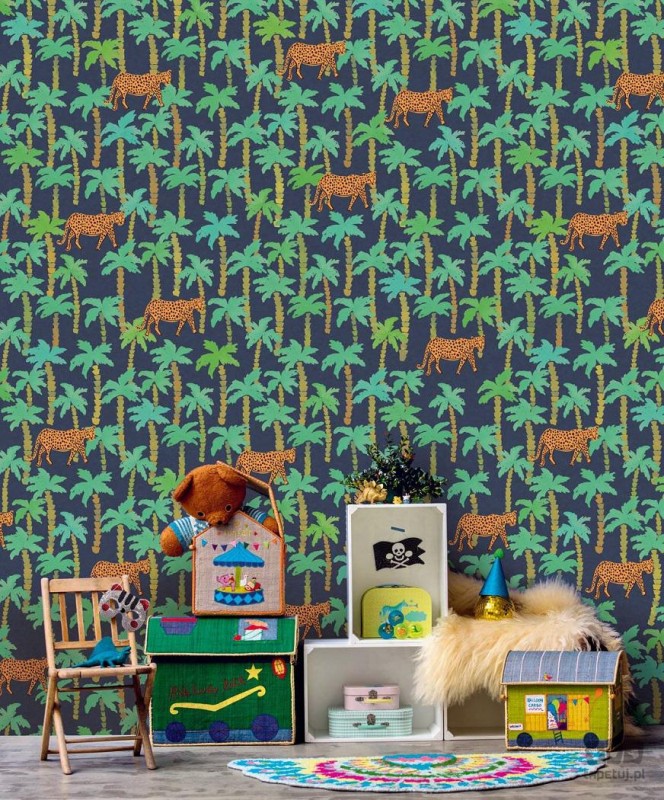 Granatowa fototapeta w pomarańczowe lamparty i zielone palmy