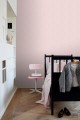 Tapeta w odcieniach pudrowego różu ze złotą linią