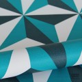 Geometryczna czarno-biała tapeta z niebieskim akcentem