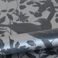Szara tapeta z florystycznym motywem