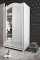 Czarna tapeta z linearnym złotym geometrycznym wzorem