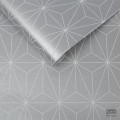Srebrna tapeta w białe linie wzór geometryczny