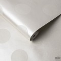 Tapeta ścienna z grochami na półmatowym tle z metalicznym wykończeniem