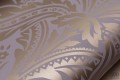 Fioletowa tapeta w złoty ornament adamaszek