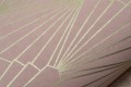 Różowa tapeta na flizelinie złoto-perłowy wzór art deco