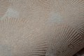 Tapeta na flizelinie biało-złote wachlarze art deco