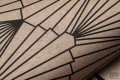 Błyszcząca tapeta na flizelinie w czarny wzór geometryczny art deco