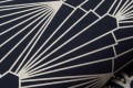 Granatowa tapeta w srebrny wzór geometryczny