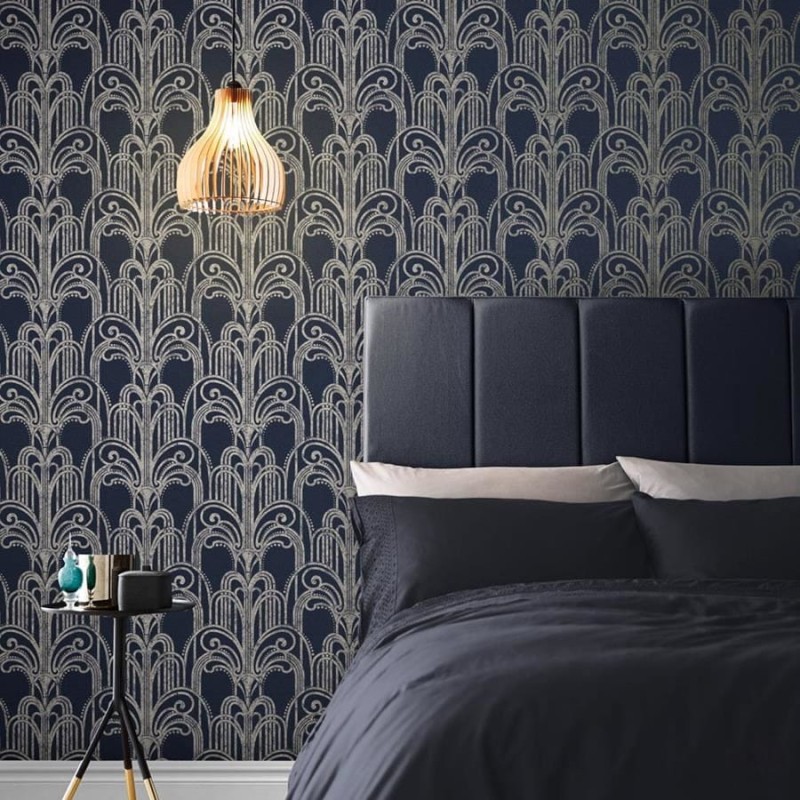 Granatowa tapeta w srebrny wzór art deco