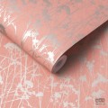 Koralowo-srebrna tapeta z motywem kwiatów polnych