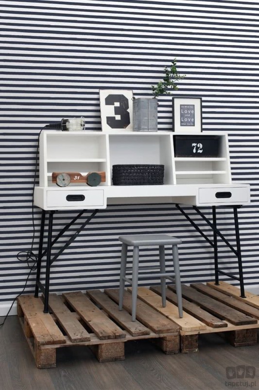 Tapeta na flizelinie w biało-granatowe poziome paski
