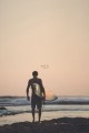 Fototapeta na flizelinie surfer na plaży wieczorem mural