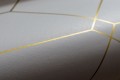 Biała tapeta na flizelinie złoty wzór geometryczny