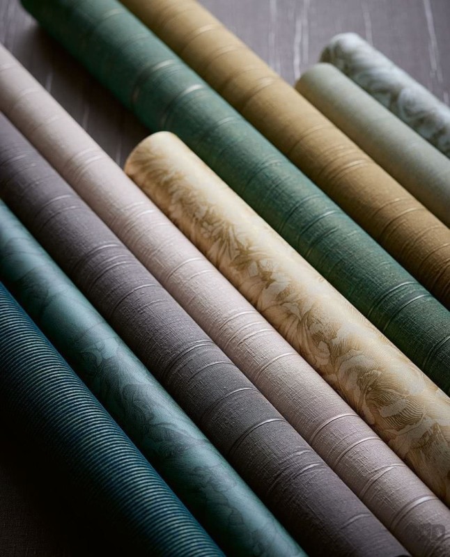 Różowa tapeta winylowa na flizelinie we wzór plisowana tkanina