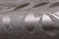 Szara tapeta z błyszczącymi ornamentami